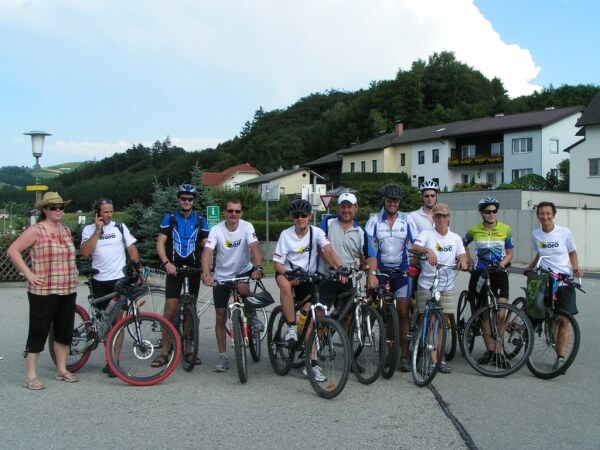Margit Hirtl und die fleißigen Radfahrer/-innen Margit Hirtl und die fleißigen Radfahrer/-innen