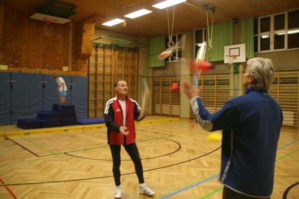 Dipl.-Sportlehrer Karl Lindenhofer mit Schützlingen Dipl.-Sportlehrer Karl Lindenhofer mit Schützlingen