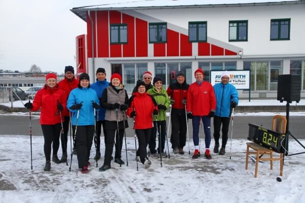 Nordic Walker/Walkerinnen beim Start zum Glückssternlauf ... Nordic Walker/Walkerinnen beim Start zum Glückssternlauf ...