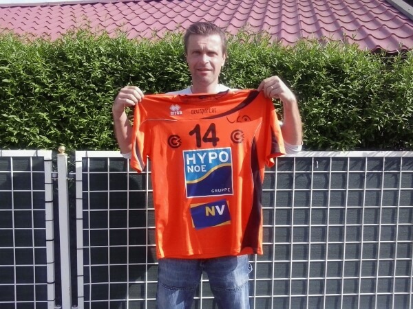 Martin Kop mit dem Dress seines neuen Vereins (c) VCA HYPO NOE Martin Kop mit dem Dress seines neuen Vereins (c) VCA HYPO NOE