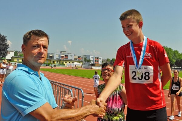 Sportstadtrat Mag. Michael Wiesner gratuliert Lorenz Ursprunger Sportstadtrat Mag. Michael Wiesner gratuliert Lorenz Ursprunger