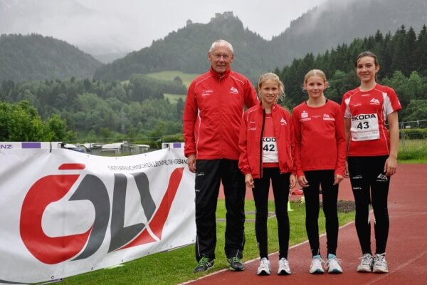 Etlinger mit Anna Langenreither, Jennifer Schmid und Nina Gumpenberger Etlinger mit Anna Langenreither, Jennifer Schmid und Nina Gumpenberger