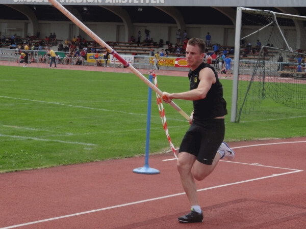 Stabhochspringer Tobias Fehringer beim Anlauf ... Stabhochspringer Tobias Fehringer beim Anlauf ...
