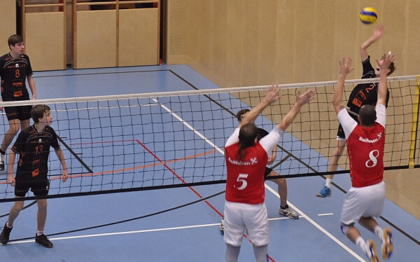 Niklas Etlinger greift an Niklas Etlinger greift an