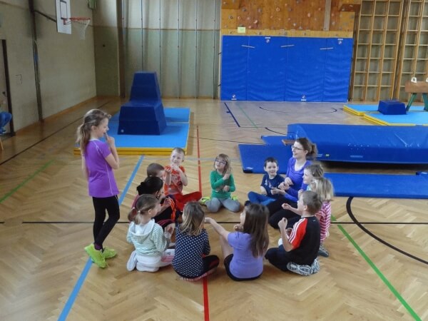 Madeleine Hofer unterrichtet spielerische Kinderleichtathletik Madeleine Hofer unterrichtet spielerische Kinderleichtathletik