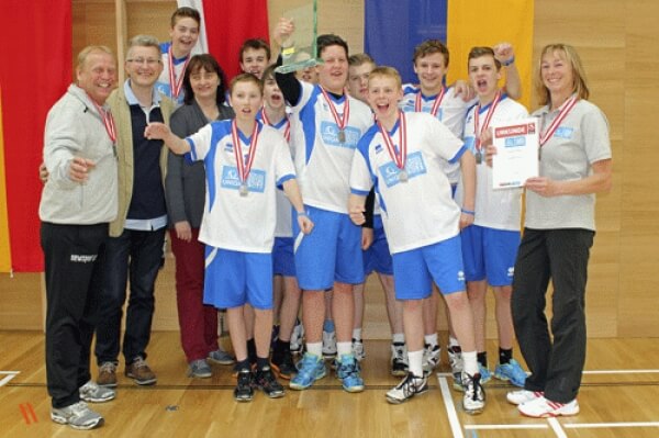 Die Vizemeister mit Micha Henschke © Ostarrichi Gymnasium Amstetten Die Vizemeister mit Micha Henschke © Ostarrichi Gymnasium Amstetten