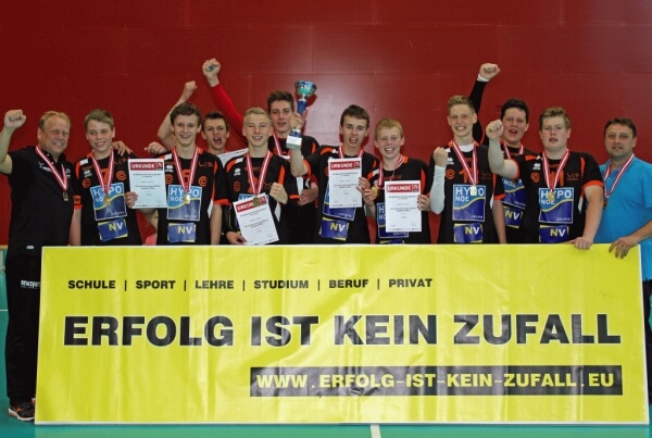 Micha Henschke und die Österreichischen Meister U15 (c) VCA HYPO NÖ Micha Henschke und die Österreichischen Meister U15 (c) VCA HYPO NÖ