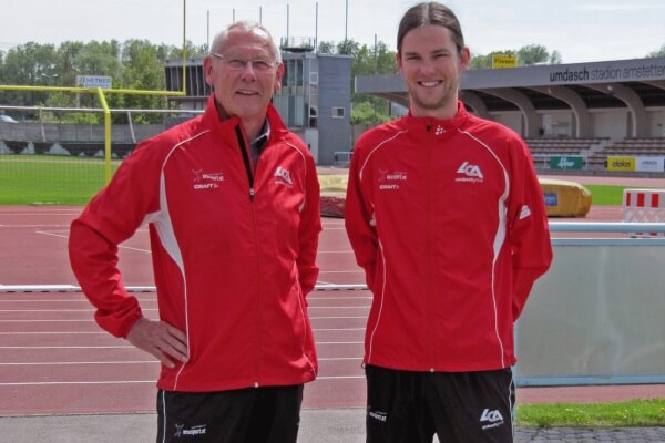 Obmann Fritz Etlinger mit >Jungtrainer< Klaus Vogl im Umdasch Stadion Obmann Fritz Etlinger mit >Jungtrainer< Klaus Vogl im Umdasch Stadion