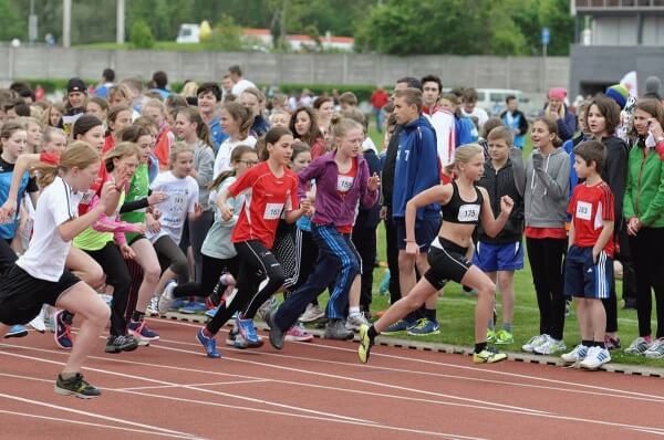 Sarah setzt sich sofort nach dem Start an die Spitze Sarah setzt sich sofort nach dem Start an die Spitze