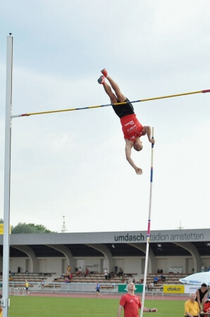 Matthias Freinberger schafft die Höhe von 5,05 m im Stabhochsprung Matthias Freinberger schafft die Höhe von 5,05 m im Stabhochsprung