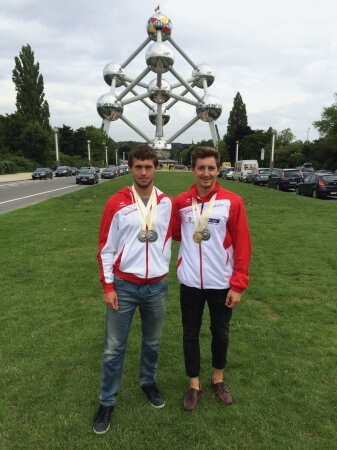 Stefan Steiner und Simon Riegler am Atomium in Brüssel