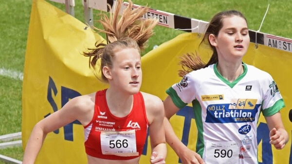 Zieleinlauf 600m - Elisa ist eine Nasenspitze zu langsam Zieleinlauf 600m - Elisa ist eine Nasenspitze zu langsam