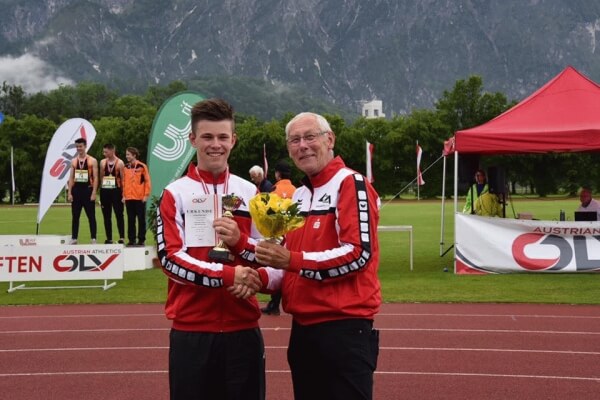 LCA-Obmann Fritz Etlinger gratuliert Lorenz Ursprunger LCA-Obmann Fritz Etlinger gratuliert Lorenz Ursprunger