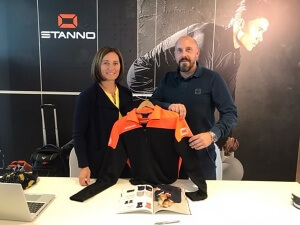 Head of Sales Germnay Maik Portmann und VCA-Obrauf Sabrina Kreuziger mit der neuen Pride Kollektion in den VCA Farben Schwarz - Orange (Foto: VCA)